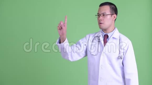 快乐的亚洲男子医生碰了点东西视频的预览图