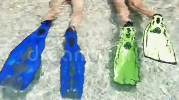 两名潜水员穿着脚蹼在海滨放松视频的预览图