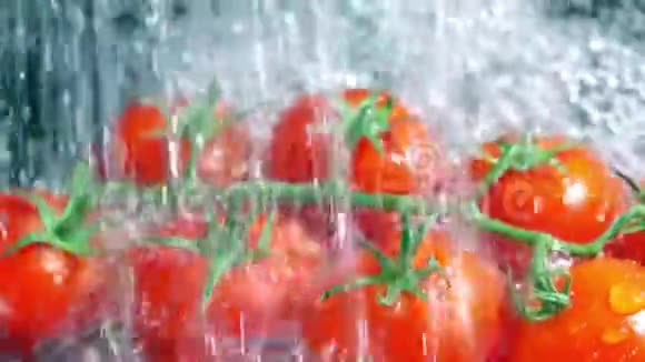 在一堆樱桃番茄上泼水的慢镜头视频的预览图