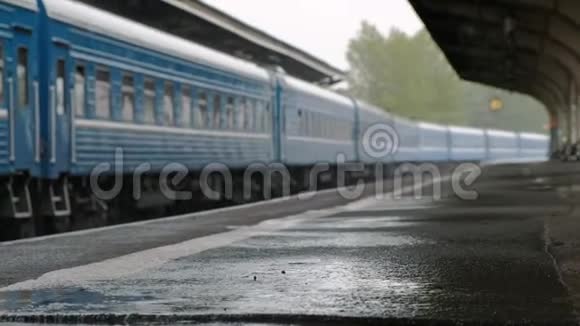 铁路车站火车在路上下雨了滴滴落在沥青特写上视频的预览图