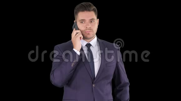 严重担心的商人试图打电话给某人打不通电话失败阿尔法频道视频的预览图