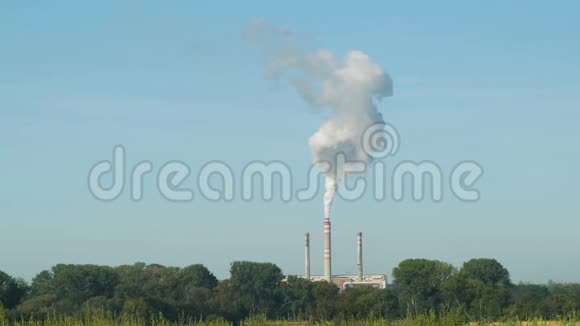 一座天然火力发电厂的烟囱在燃烧视频的预览图