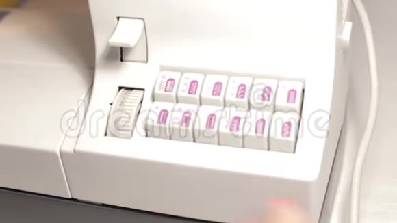 女孩缝在缝纫机上视频的预览图