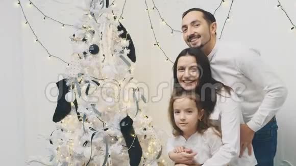 可爱的一家人在圣诞节早晨到处玩耍炫耀他们有多么美丽的圣诞树视频的预览图