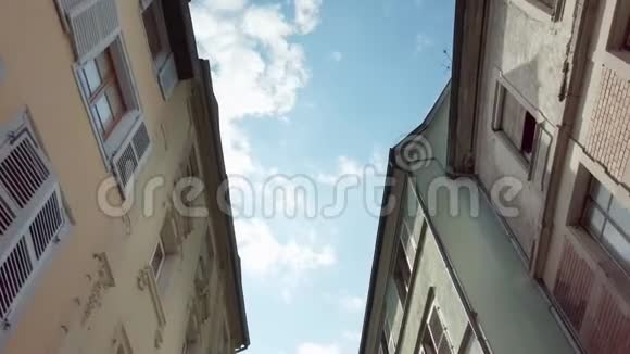 从下往上看德国弗赖堡的传统房屋沿着古老的小城镇街走望着屋顶视频的预览图