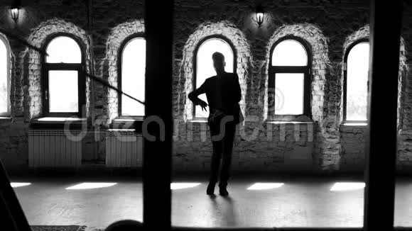 慢动作芭蕾男在演播室锻炼视频的预览图