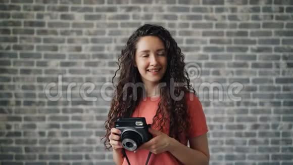 年轻女摄影师带着相机微笑拍照的肖像视频的预览图