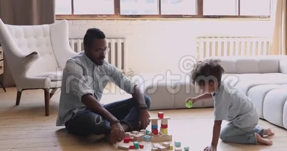 非洲爸爸教小孩造木积木视频的预览图