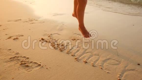 小孩子光着脚在沙子上奔跑夏天这个词就是写的视频的预览图
