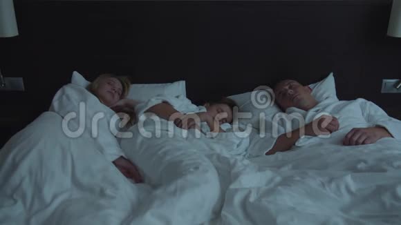 家人在旅馆儿子不能和父母睡在一张床上视频的预览图