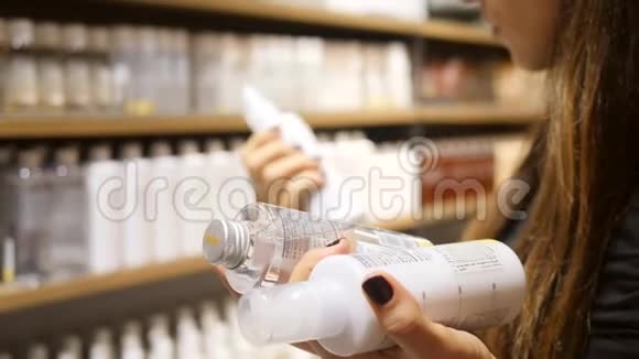 年轻的高加索女人在超市购买道德的身体护理奶油产品4K视频的预览图