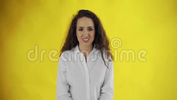 一位年轻女子在黄色背景下感到厌恶的肖像视频的预览图
