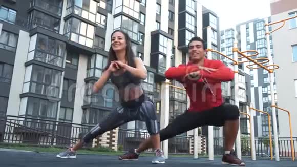 健身运动锻炼和健康的生活方式理念男人和女人在城市户外蹲视频的预览图