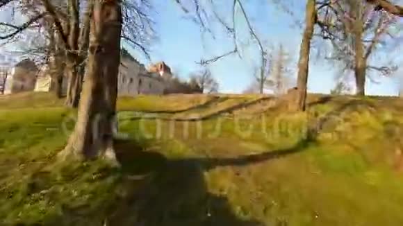 乌克兰利沃夫附近斯维日城堡的鸟瞰图日落时湖及周边景观使用FPV无人机射击视频的预览图