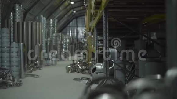 金属生产仓库钢金属管道和存放在货运码头的金属物品钢铁工业金属视频的预览图