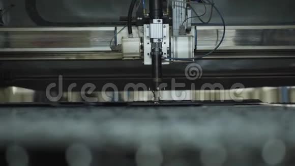 金属切割机内部的特写生产现场的现代化设备钢铁生产厂制造视频的预览图