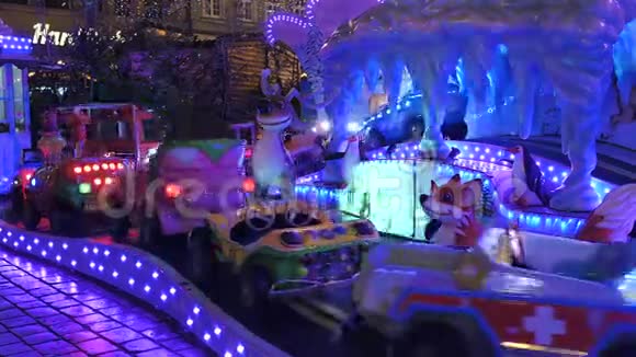圣诞车火车在夜间在市场广场举行展销会冬季装饰和五颜六色的灯光视频的预览图