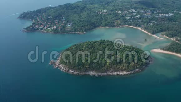 普吉岛热带Layan海滩附近的小岛空中无人机景观视频的预览图
