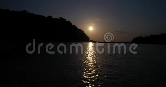 日落时海水表面金色倒影的鸟瞰图视频的预览图