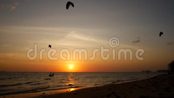 夕阳西下风筝冲浪者在大海上飞翔视频的预览图