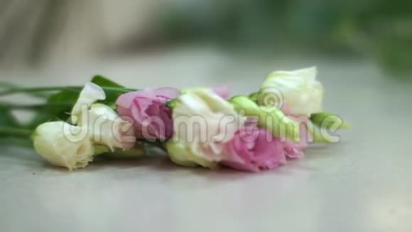 一个花店的特写镜头桌子上摆满了鲜花玫瑰美丽视频的预览图