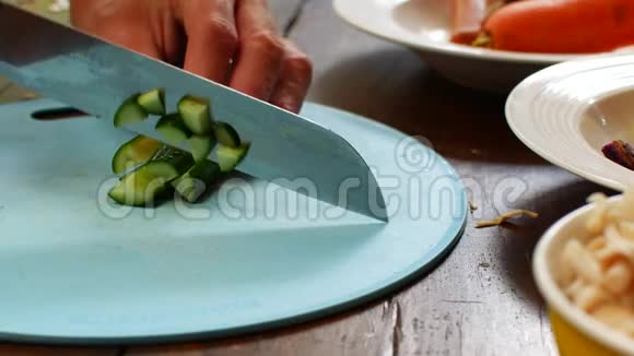 切黄瓜做沙拉做健康食品视频的预览图
