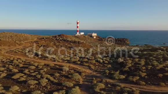 从灯塔上的高度看大自然和周围的海洋加那利群岛特内里费法罗德拉斯卡灯塔视频的预览图