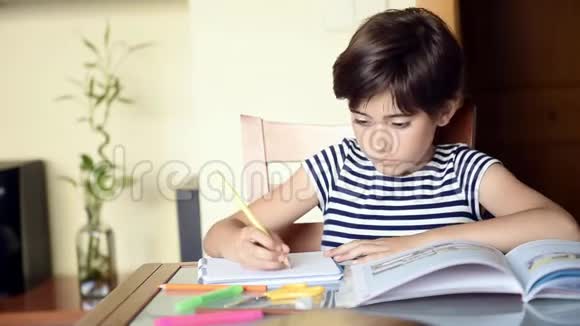 可爱的女孩做作业女学生在家里的桌子上学习孩子们教育回到学校视频的预览图