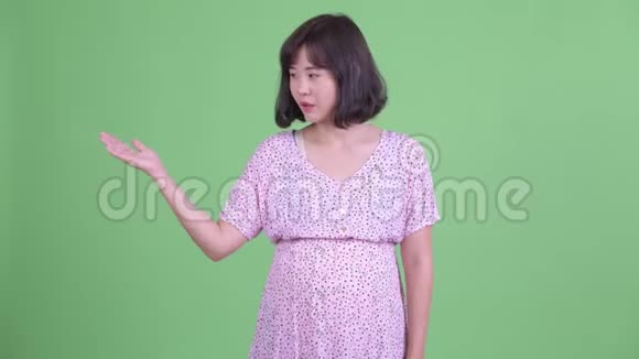 快乐的亚洲孕妇比较什么视频的预览图