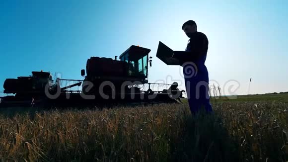 农学家在一个领域里与一台笔记本电脑合作视频的预览图