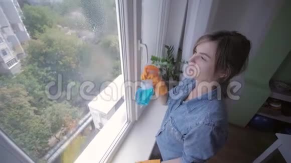 呼吸系统疾病戴手套的女孩在公寓清洁窗户时对洗涤喷雾过敏视频的预览图