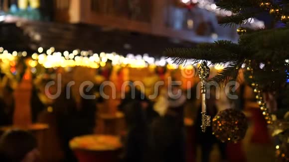 黄金钥匙欧洲夜间圣诞节市场把人都弄伤了华丽的装饰幸福的家庭视频的预览图