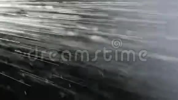 在黑色背景上缓慢喷水视频的预览图
