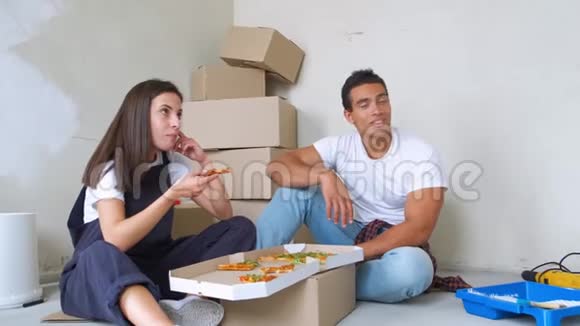 幸福的年轻夫妇在休息时吃披萨视频的预览图