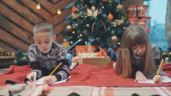 金发碧眼的小兄弟姐妹肯定他们一整年都表现得很好现在他们正在写信给圣诞老人以获得视频的预览图