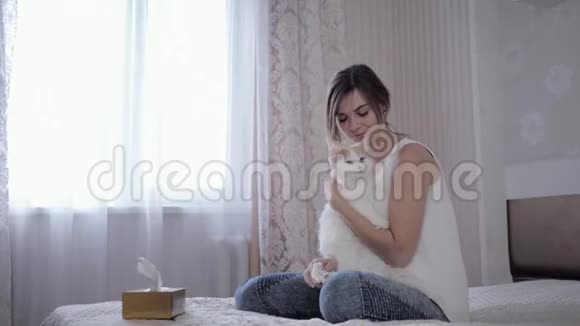 对皮毛过敏的年轻女性会和动物一起躺在床上患呼吸道疾病时会打喷嚏视频的预览图
