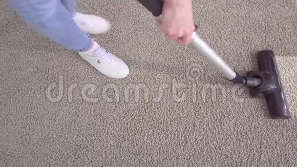 用吸尘器刷洗地毯视频的预览图