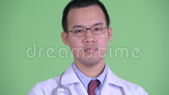 戴眼镜低头看的亚洲男性医生的脸视频的预览图
