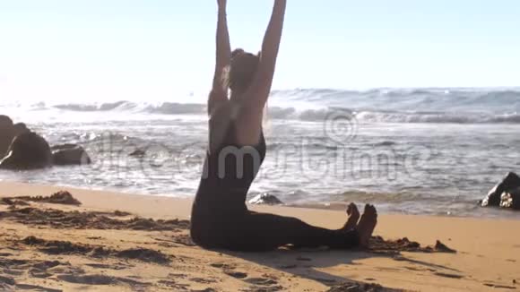 女子运动服练习瑜伽姿势坐在前弯视频的预览图