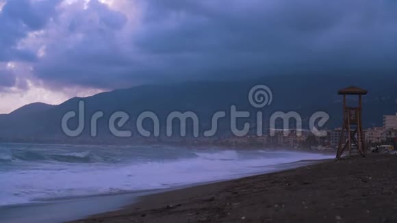 阿拉尼亚海滩上的暴风雨一大片乌云覆盖了这座城市海浪在海滩上坠毁海滩上没人这是禁止的视频的预览图