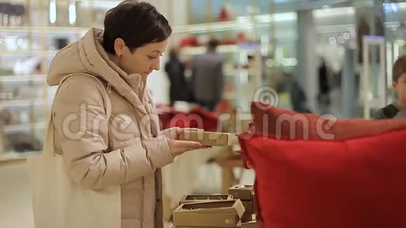 女人在商场里挑选圣诞礼物视频的预览图