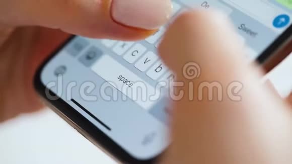 双手在智能手机特写上键入文本视频的预览图