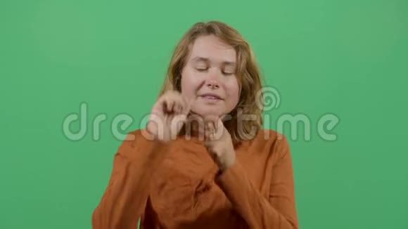 一名妇女清洁牙线视频的预览图