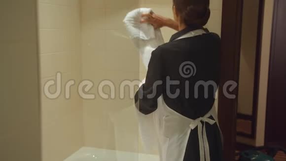 穿制服的胡塞梅德把毛巾挂在酒店浴室的衣架上视频的预览图