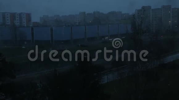 在雨天从窗户看到的城市街道视频的预览图