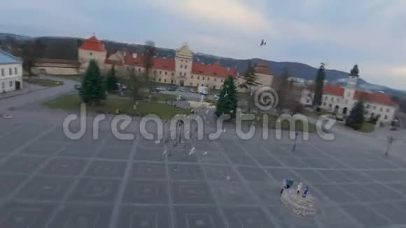 乌克兰利沃夫地区Zhovkva历史中心鸟瞰图完美的城市用FPV无人机射击封锁视频的预览图