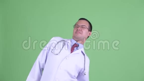 戴眼镜背部疼痛的亚洲男医生视频的预览图