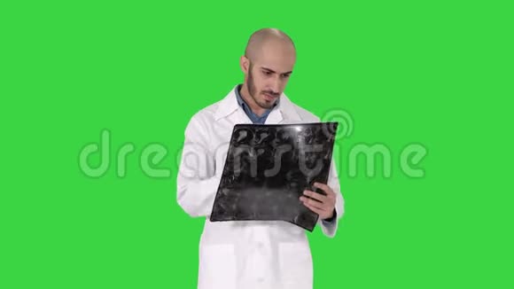 医生在绿色屏幕上行走时检查肩部x光扫描Chroma键视频的预览图