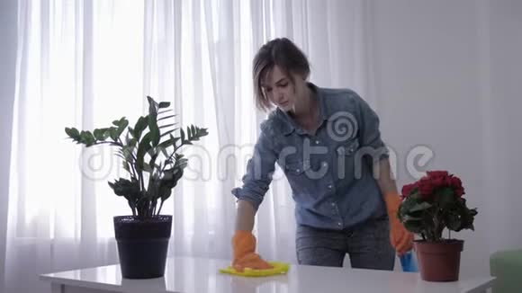 家庭过敏年轻女孩在公寓做清洁并经常受到家庭化学品的刺激视频的预览图