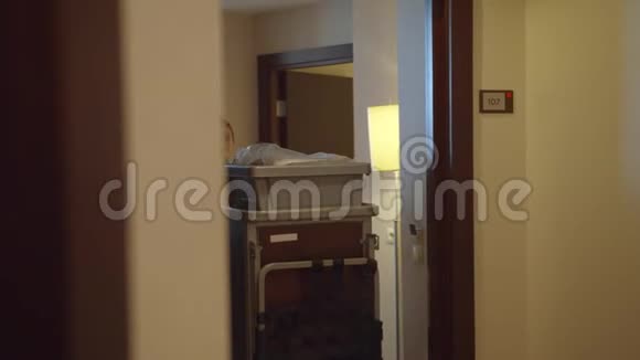 胡塞梅德带着清洁设备走出酒店房间视频的预览图